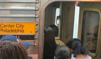 Una mujer fue violada en un tren repleto de pasajeros y nadie detuvo la agresión
