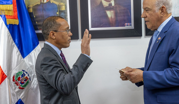 Espinosa asume Contraloría y anuncia plan de modernización