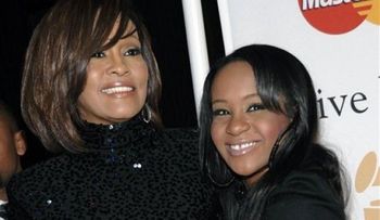 Celebridades ofrecen apoyo a hija de Whitney Houston que está en coma
