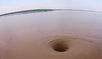 Remolino en lago Texoma tan grande que puede tragarse un barco (Video)