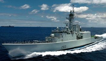 Dos buques de guerra canadienses colisionan en unas maniobras 