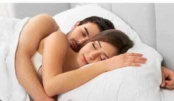 Dormir desnudos en pareja: una práctica que fortalece el amor y la salud