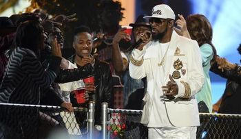 Un jurado condenó a R. Kelly; ¿su música enfrentará consecuencias?