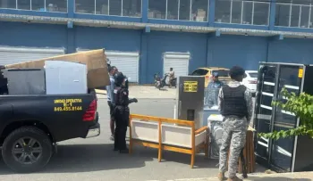 Detienen a 17 personas por saqueo durante incendio en L&R Comercial de SDE
