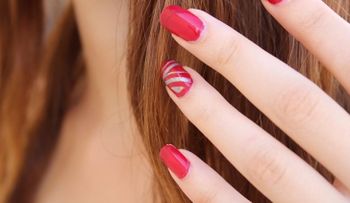 Médicos descubren un cáncer en una mujer que se comía las uñas; les amputan un dedo