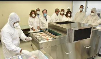 Autoridades del Banco Central dejan en funcionamiento equipo de rayos ultravioleta para desinfectar billetes