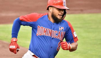 Aguilas cambian a los Gigantes a Diego Goris por Andretty Cordero.