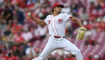 Burns consigue su 12ª victoria consecutiva y los Rojos vencen 10-2 a los Piratas