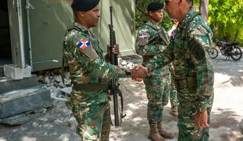 Comandante del Ejército supervisa puestos fronterizos y deja inaugurado un helipuerto en Bahoruco
