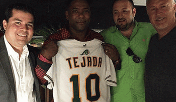 Miguel Tejada firma con equipo de México