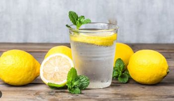 Botellón con limón: frescura y salud al instante