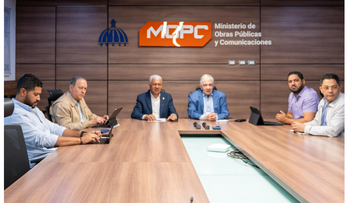 De los Santos y Estrella supervisan asfaltado en Sánchez Ramírez