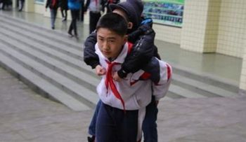 No camina por una rara enfermedad, y su amiguito lo lleva siempre cargado a la escuela 