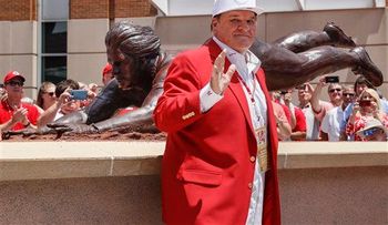 Pete Rose devela su estatua en el parque de los Rojos 