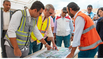 Luis Abinader supervisa obra vial en avenida República de Colombia