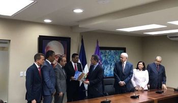 Leonel y comisión bicameral pasan revista al proyecto de Ley de Partidos 