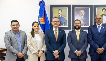 Contralor Santana recibe delegación panameña