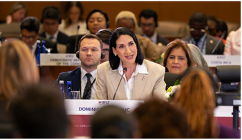 Primera dama presenta avances en tecnología educativa en Washington