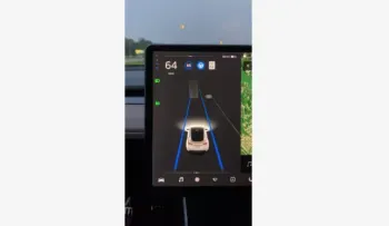 El piloto automático de Tesla confunde la Luna con un semáforo en amarillo