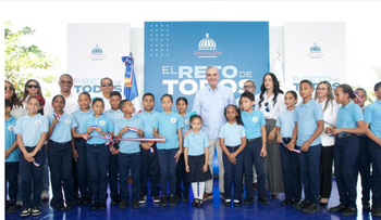 Abinader inaugura techados en Villa Los Almácigos y Monción