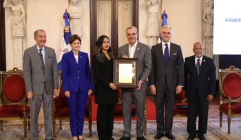 Abinader entrega a tres profesores el Premio a la Excelencia Magisterial 2025