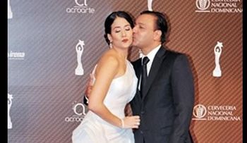 Nahoni aclara el beso negado a su esposo en premios Soberano