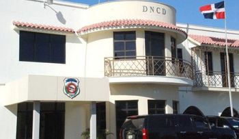La DNCD detiene tres hombres por un â??puntoâ? de drogas y a dos de sus clientes