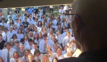 400 estudiantes le cantan a su profesor enfermo de cáncer