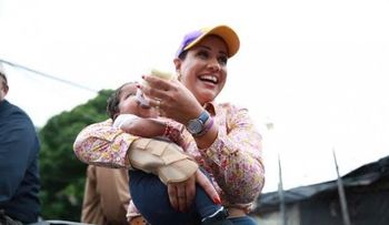 Margarita baila durante marcha caravana en Santiago