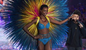 Modelo hace historia con su afro en el desfile de Victoria s Secret