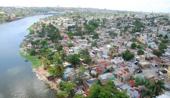 Piden RD$500 mil para dejar sus casas en la ribera del río Ozama 