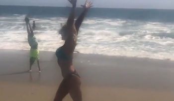 Nadia Comaneci  presume de su gran forma física, gracia y agilidad con un video 