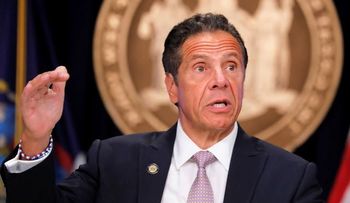 Siguen denuncias contra Cuomo por conducta inapropiada: Otra mujer dice fue besada de una "manera muy agresiva"