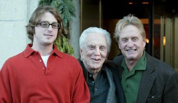 Hijo Michael Douglas obtiene permiso judicial para visitar a su abuelo