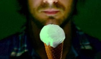 Inventan el helado fluorecente