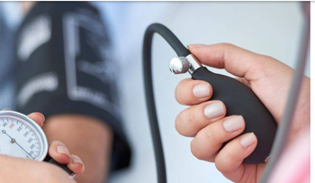 Medir la presión arterial ayuda a detectar a tiempo el riesgo de demencia