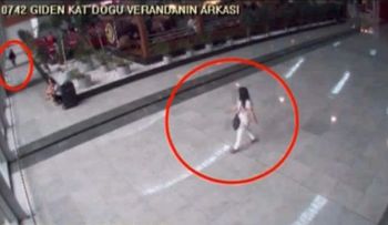 Video: joven intenta vender su bebé en baño aeropuerto