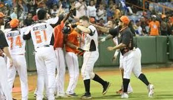 Se produce un triple empate entre EO, Escogido y Toros, con 8-6, en el Round Robin; Licey 4-10
