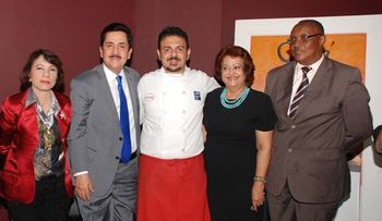Ágora Mall realizó su Café Literario  con Tony Raful