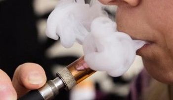 Pierde ocho dientes al explotarle cigarrillo electrónico