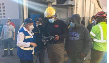 El 911 coordina respuesta por incendio en fábrica de plástico en Haina