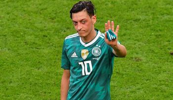 Mesut Ozil se retiró de la selección de Alemania en medio de un escándalo por una foto con Erdogan