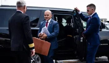 Aplazan al 6 de julio la audiencia de procesamiento del asistente de Trump