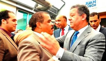 Peledeístas hacen filas para felicitar a Leonel 