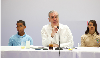 Luis Abinader motiva a jóvenes a estudiar ciencias e idiomas