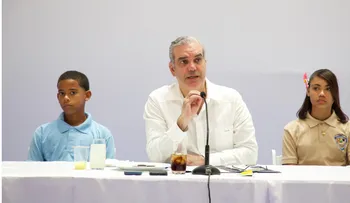 Luis Abinader motiva jóvenes a estudiar ciencias e idiomas