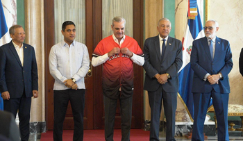 Abinader entrega la bandera al Escogido
