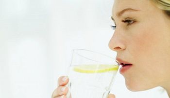 Contraindicaciones de beber agua con limón