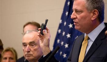 NY planea colocar cámaras corporales en sus 23.000 agentes 