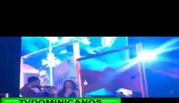 Romeo Santos le roba un beso a Clarissa Molina (VIDEO)